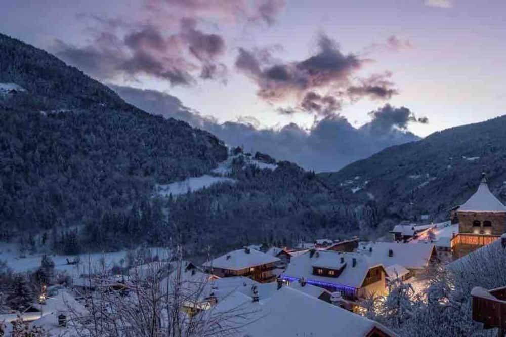 Queige Apartment | Apartment 'Gite Place Du Lavoir' with Mountain View and Wi-Fi