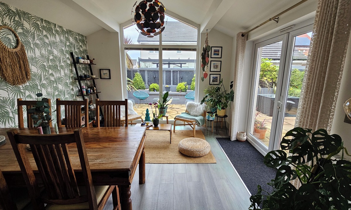 Dunbar House | 5 mins to the sea and golf course! Family sized home with cathedral window.