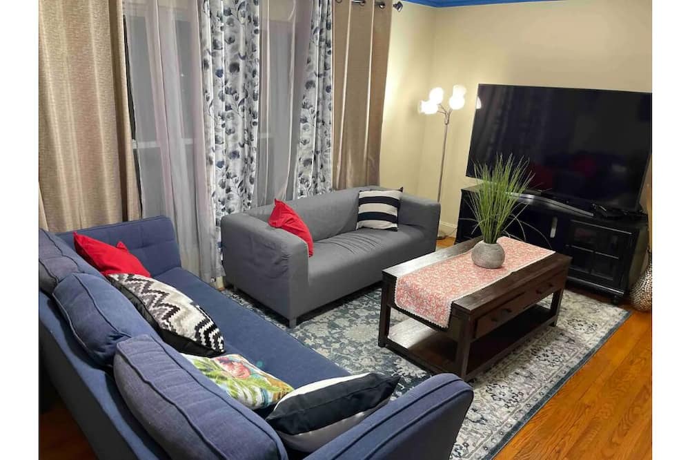 Photo of Livingroom in Hillandale
