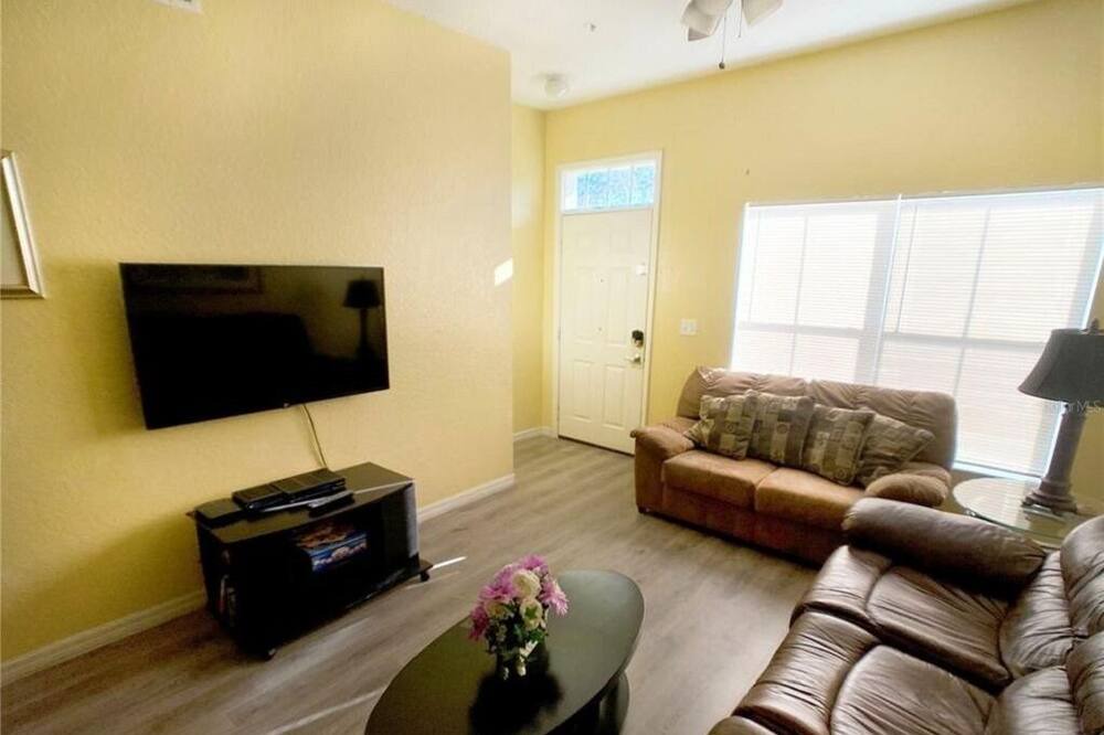 Photo of Livingroom in Venetian Bay Villages