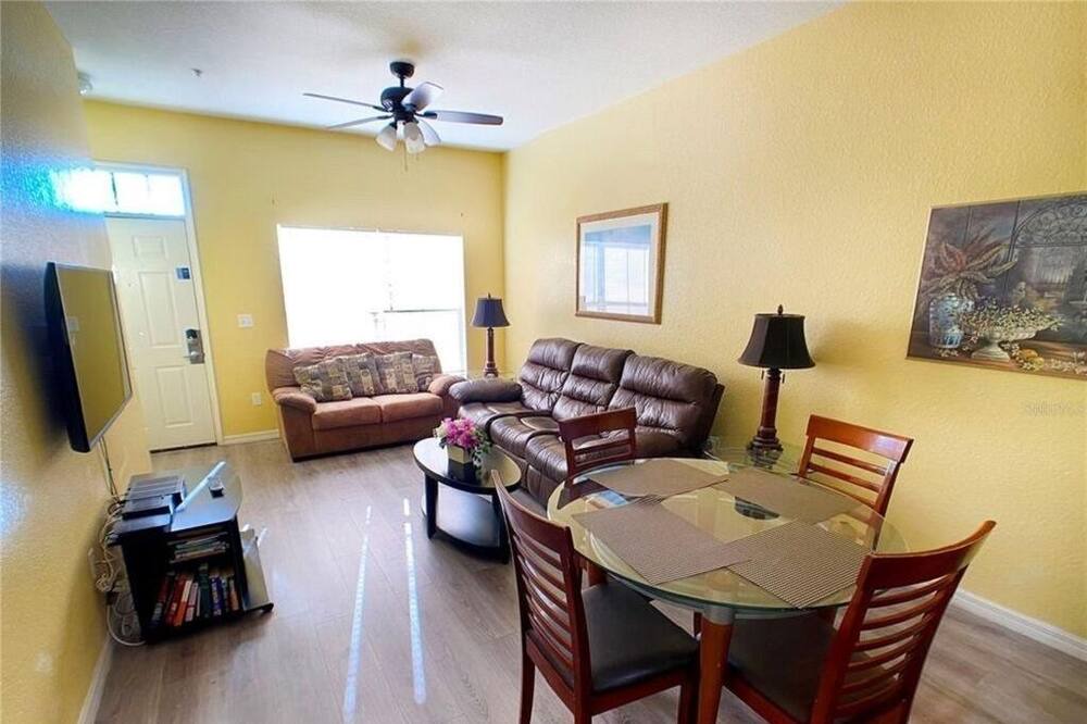 Photo of Livingroom in Venetian Bay Villages