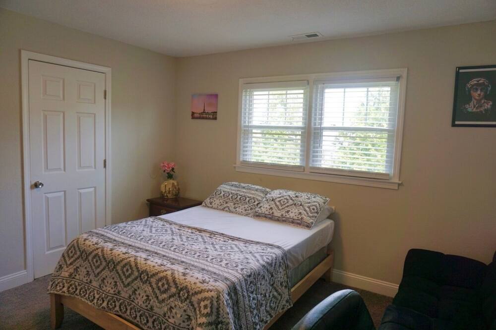 Photo of Bedroom in Villa Heights