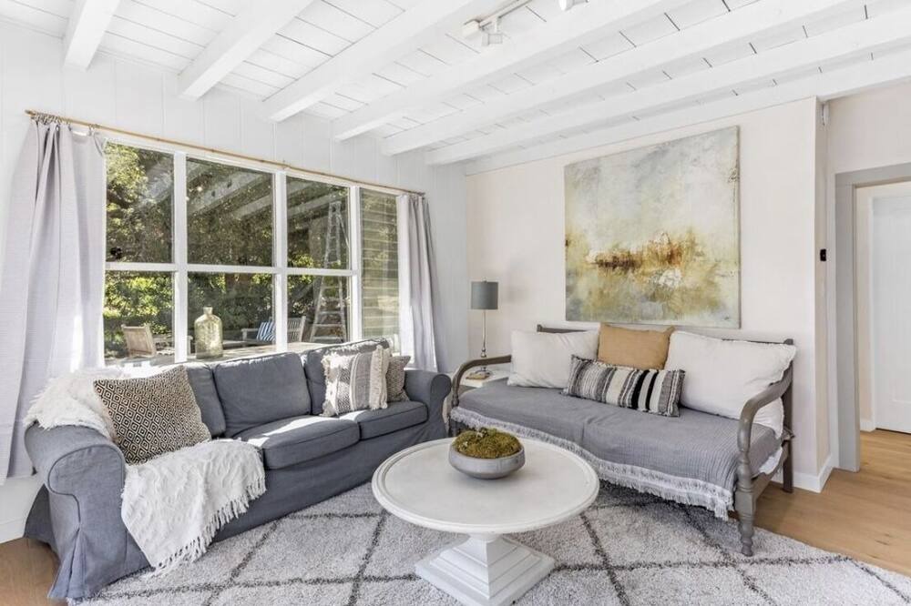 Photo of Livingroom in Mission Canyon