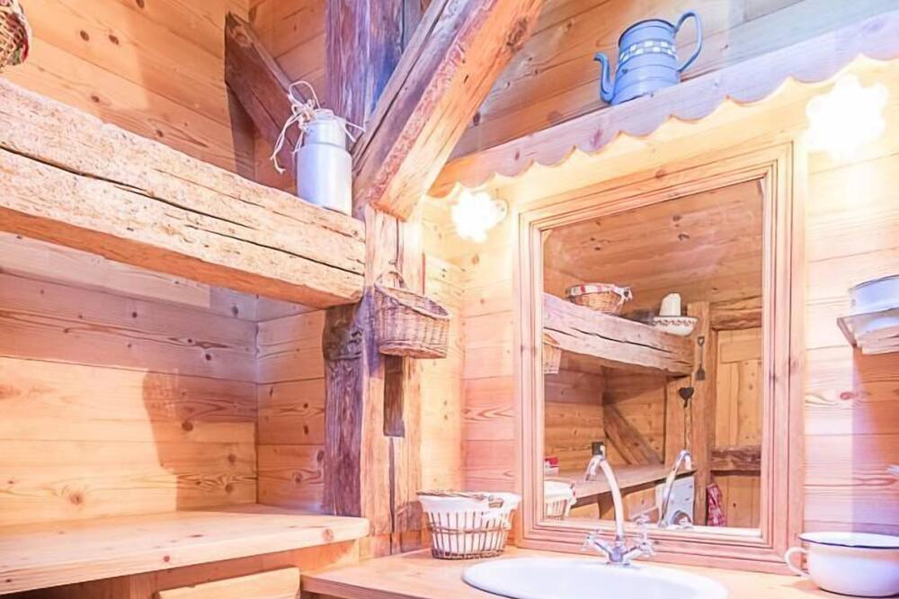 Photo of Bathroom in Queige