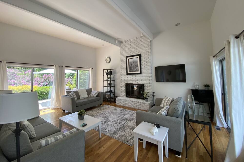 Photo of Livingroom in Northwest Harbor