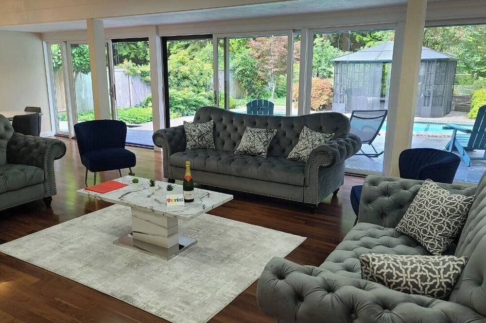 Photo of Livingroom in Upper Lonsdale