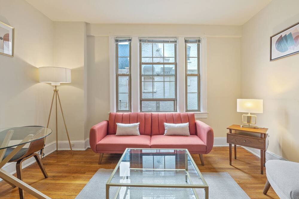 Photo of Livingroom in Embassy Row