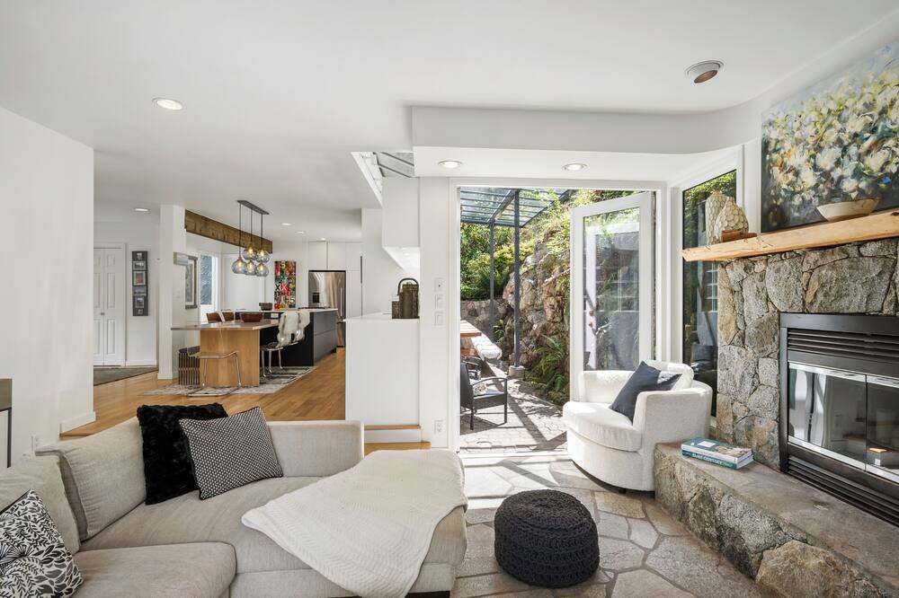 Photo of Livingroom in West Vancouver