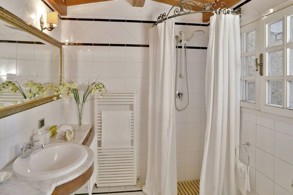 Photo of Bathroom in Lari