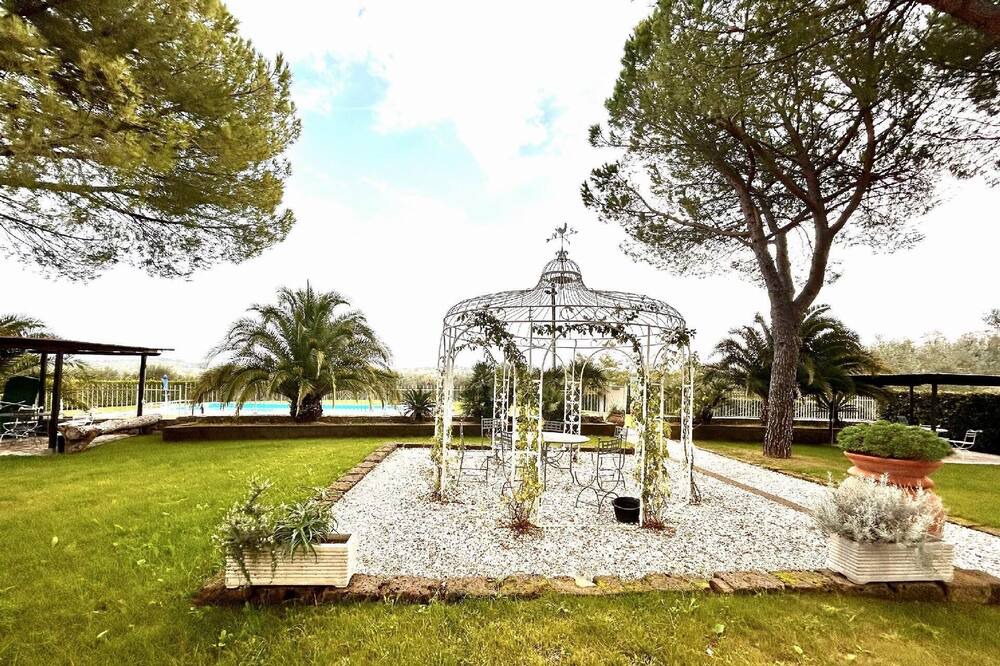 Photo of Outdoor in Lari