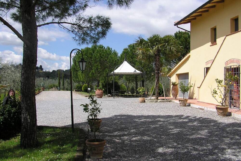Photo of Outdoor in Lari