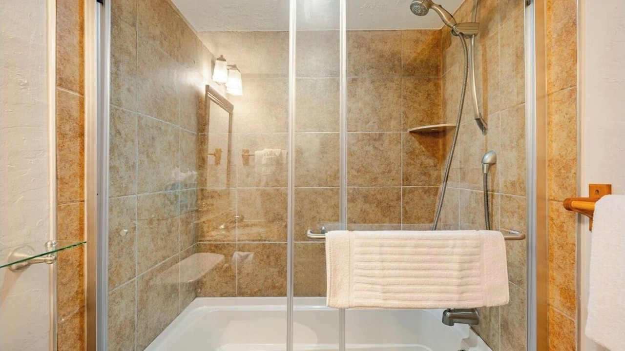 Photo of Bathroom in Four O'Clock