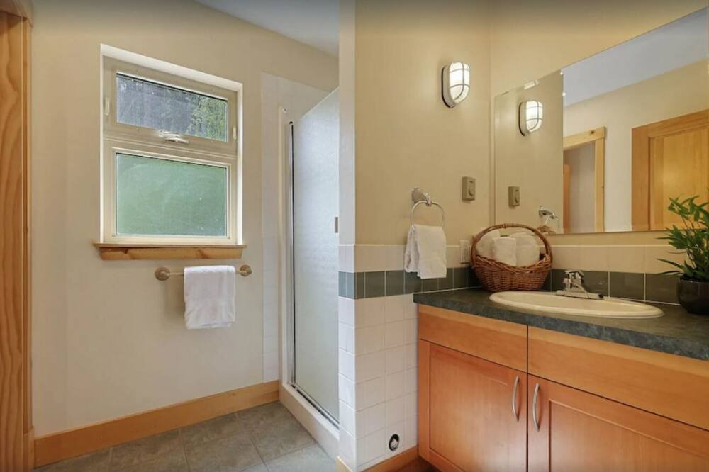 Photo of Bathroom in Sunburst Estates