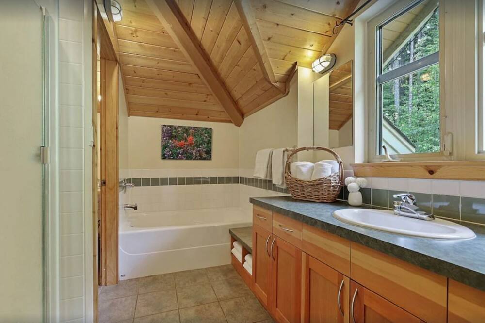 Photo of Bathroom in Sunburst Estates