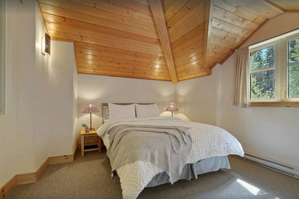 Photo of Bedroom in Sunburst Estates