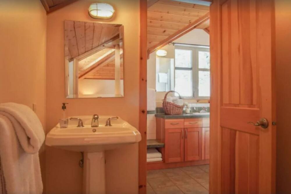 Photo of Bathroom in Sunburst Estates