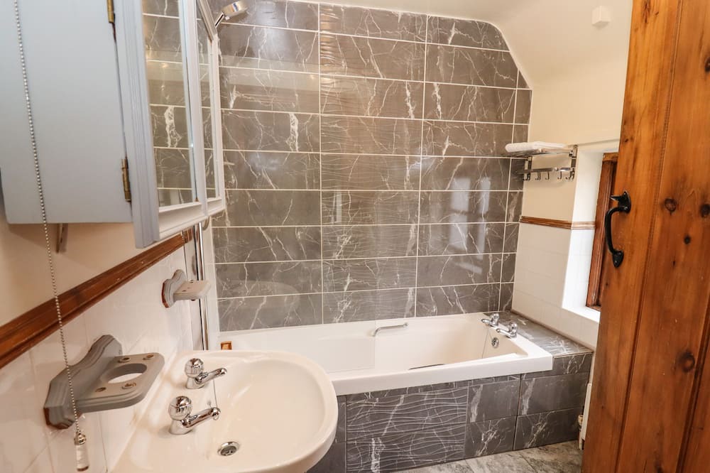Photo of Bathroom in Ardens Grafton