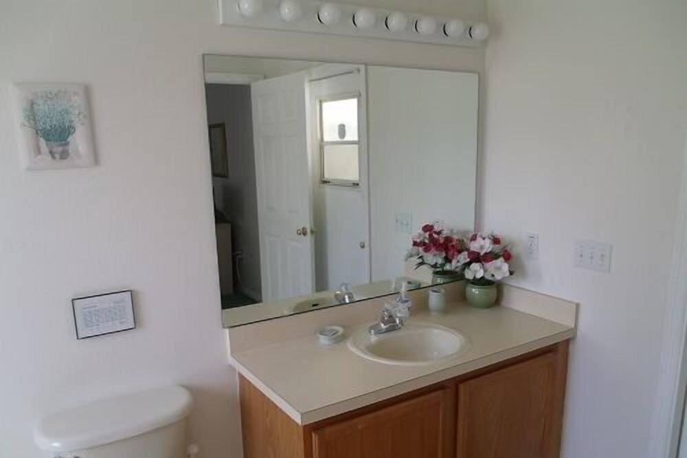 Photo of Bathroom in Bridgewater Crossing
