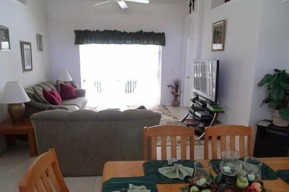 Photo of Livingroom in Bridgewater Crossing