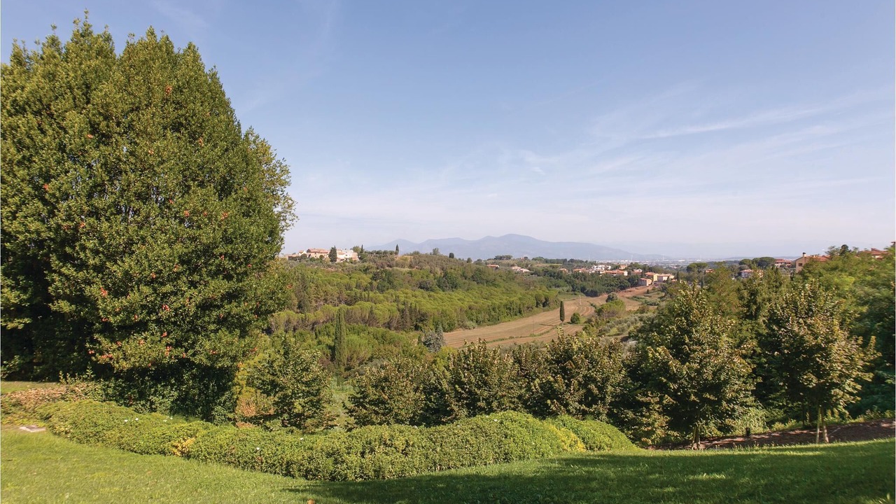 Photo of Outdoor in Lari
