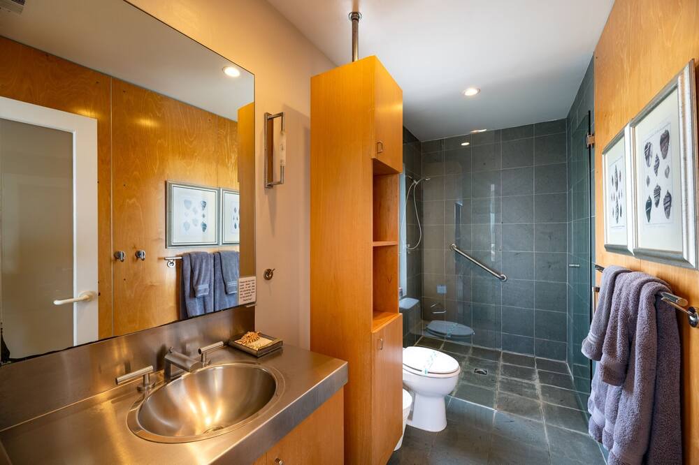 Photo of Bathroom in Oxnard Shores