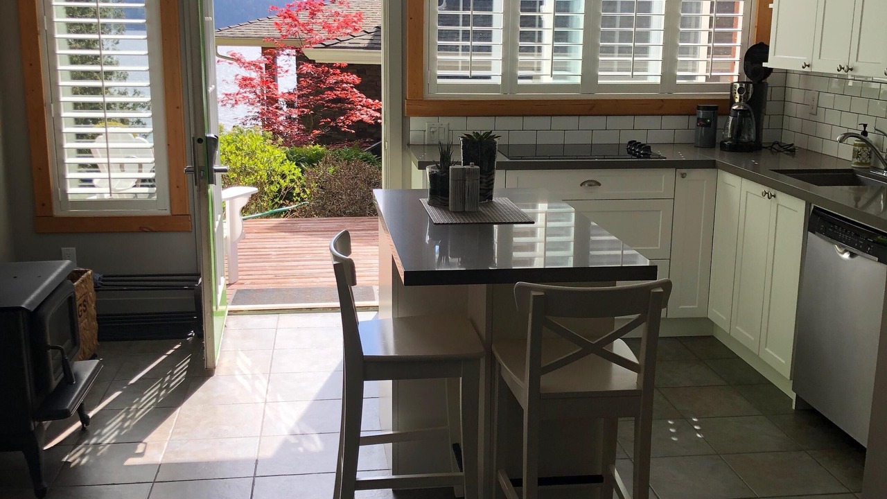 Photo of Kitchen in District of North Vancouver