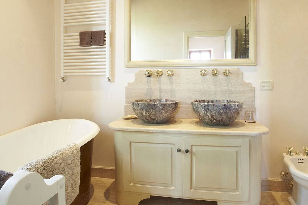 Photo of Bathroom in Forcoli