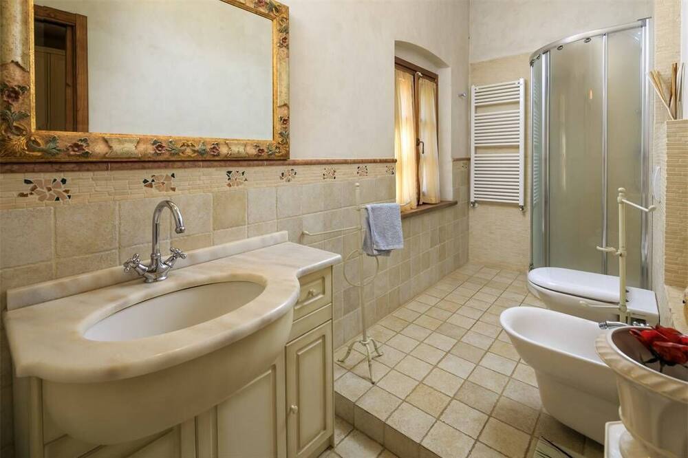Photo of Bathroom in Lari