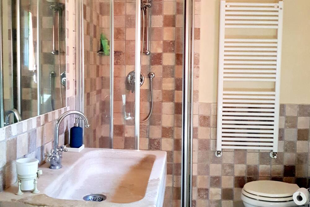 Photo of Bathroom in Lari
