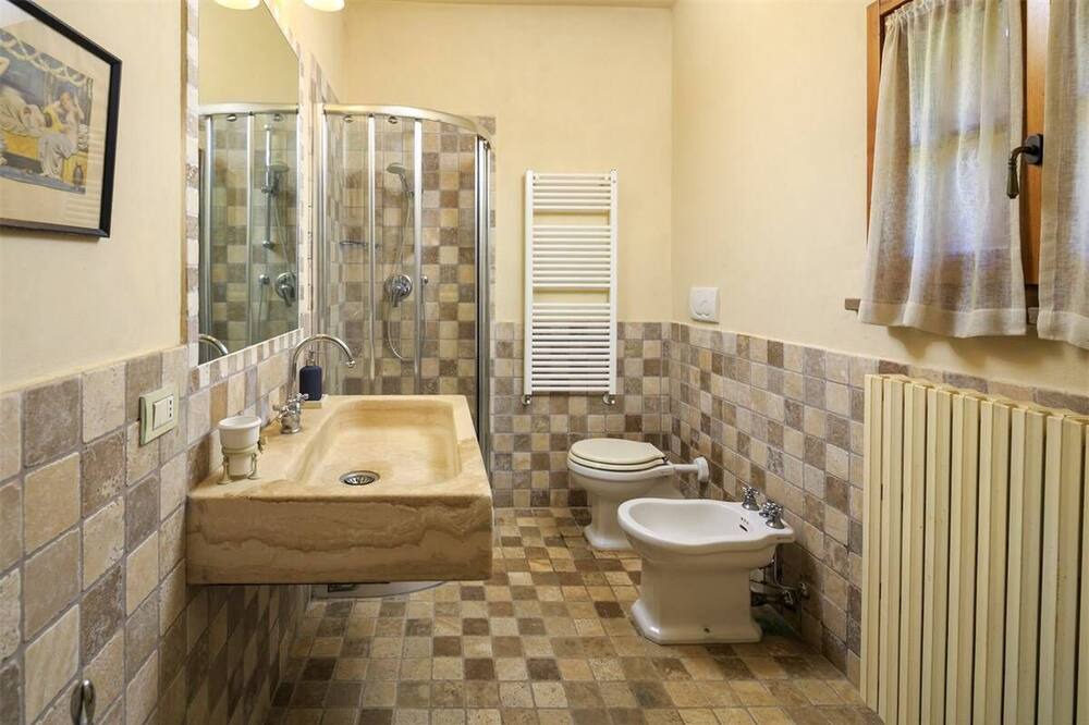 Photo of Bathroom in Lari