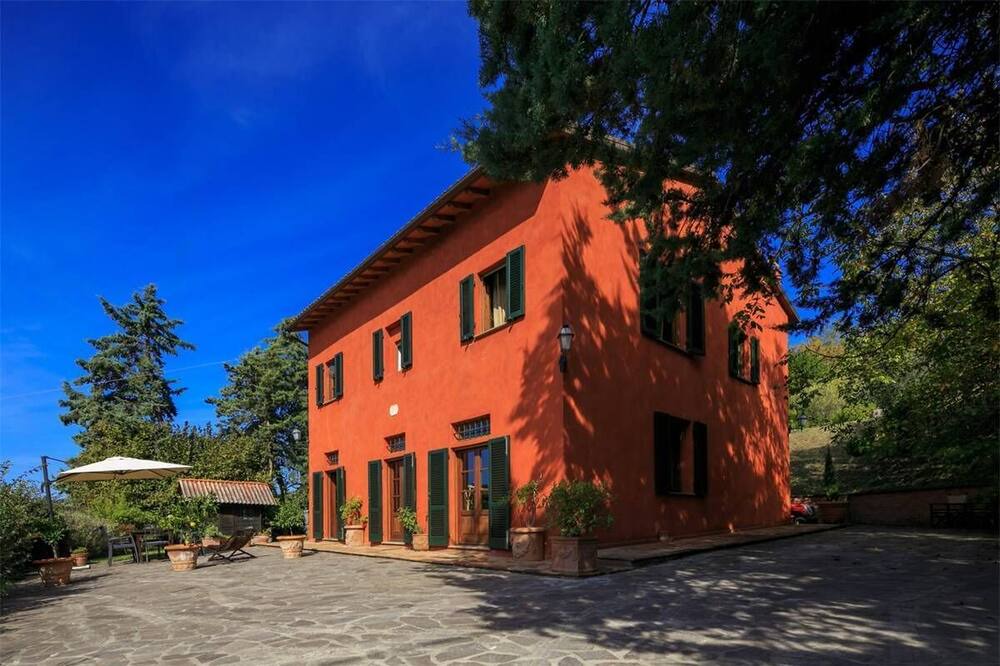 Photo of Outdoor in Lari