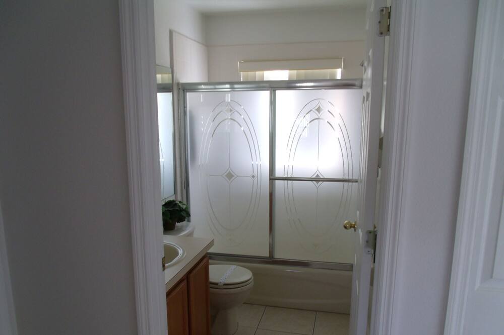 Photo of Bathroom in Bridgewater Crossing