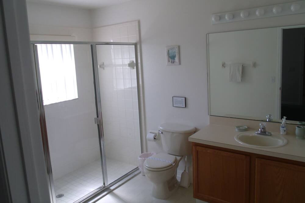 Photo of Bathroom in Bridgewater Crossing