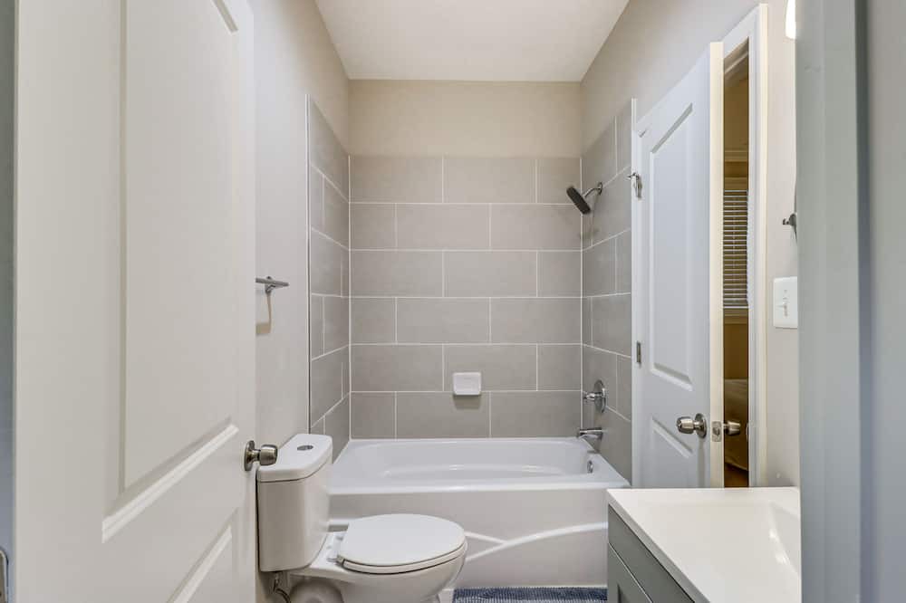 Photo of Bathroom in Coral Hills