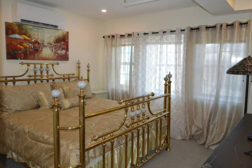 Photo of Bedroom in Off Broadway