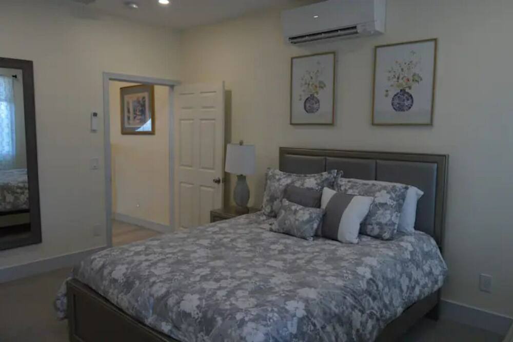 Photo of Bedroom in Off Broadway