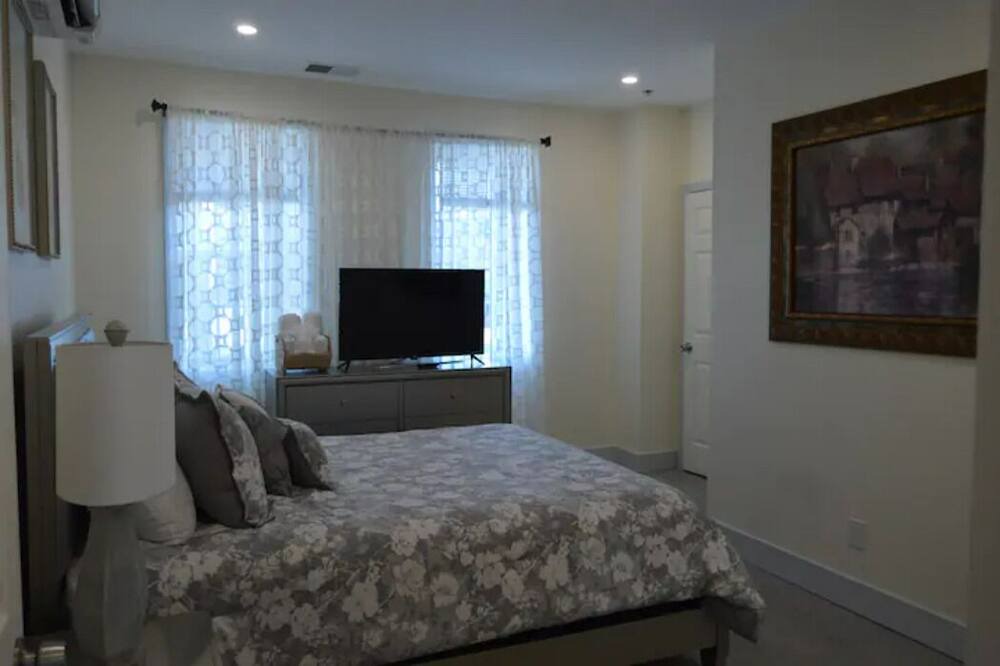 Photo of Bedroom in Off Broadway