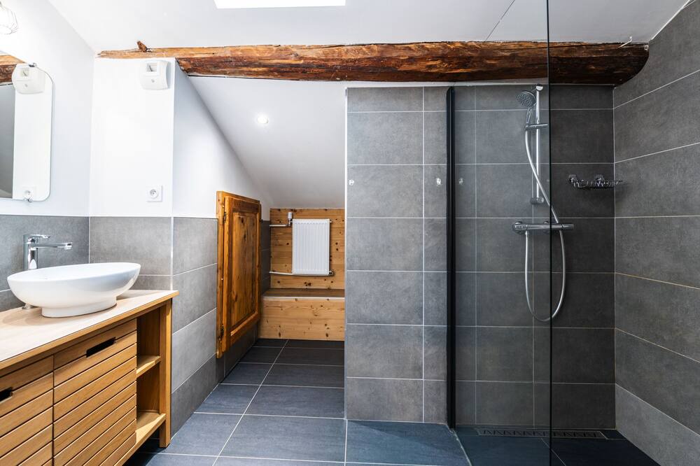 Photo of Bathroom in Queige