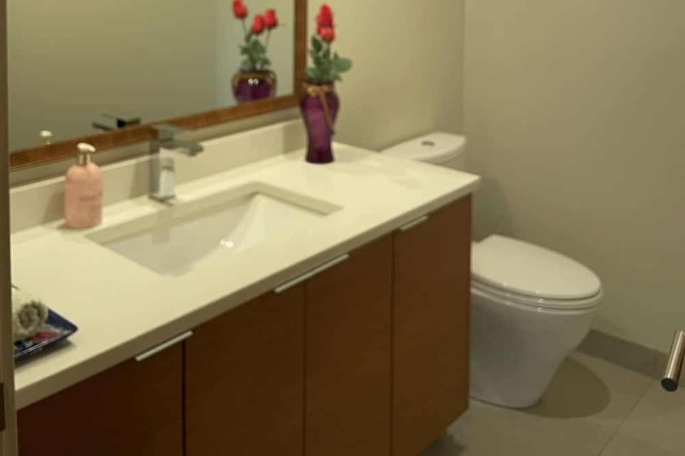Photo of Bathroom in Hollyburn