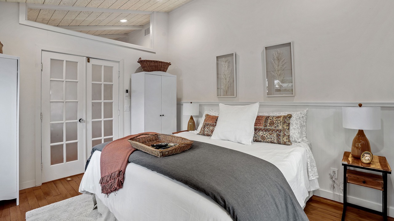 Photo of Bedroom in Meiners Oaks