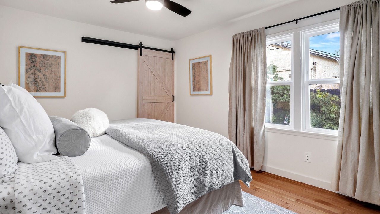 Photo of Bedroom in Meiners Oaks