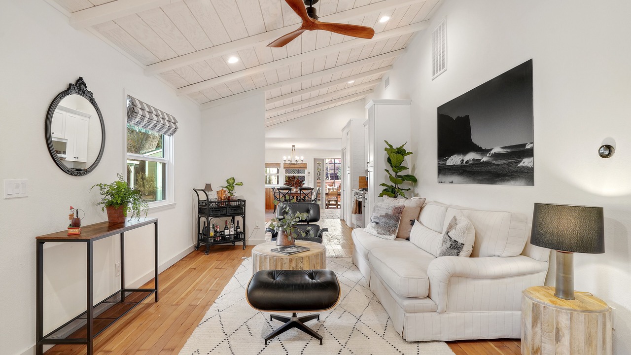 Photo of Livingroom in Meiners Oaks