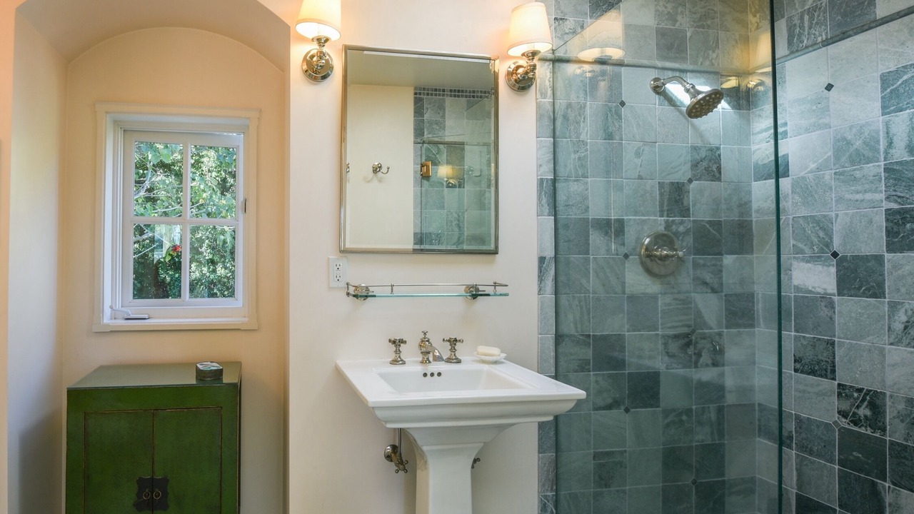Photo of Bathroom in Hedgerow