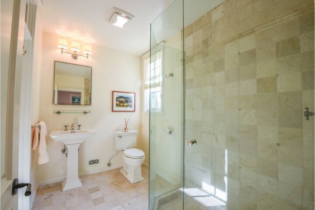 Photo of Bathroom in Hedgerow