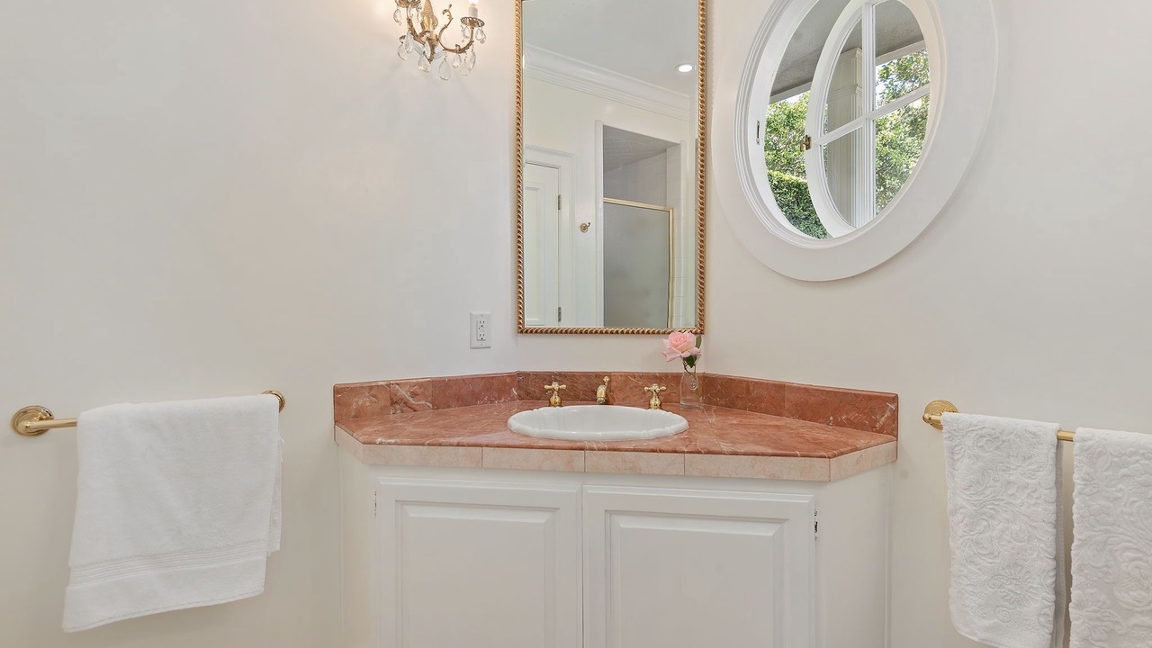Photo of Bathroom in Hedgerow