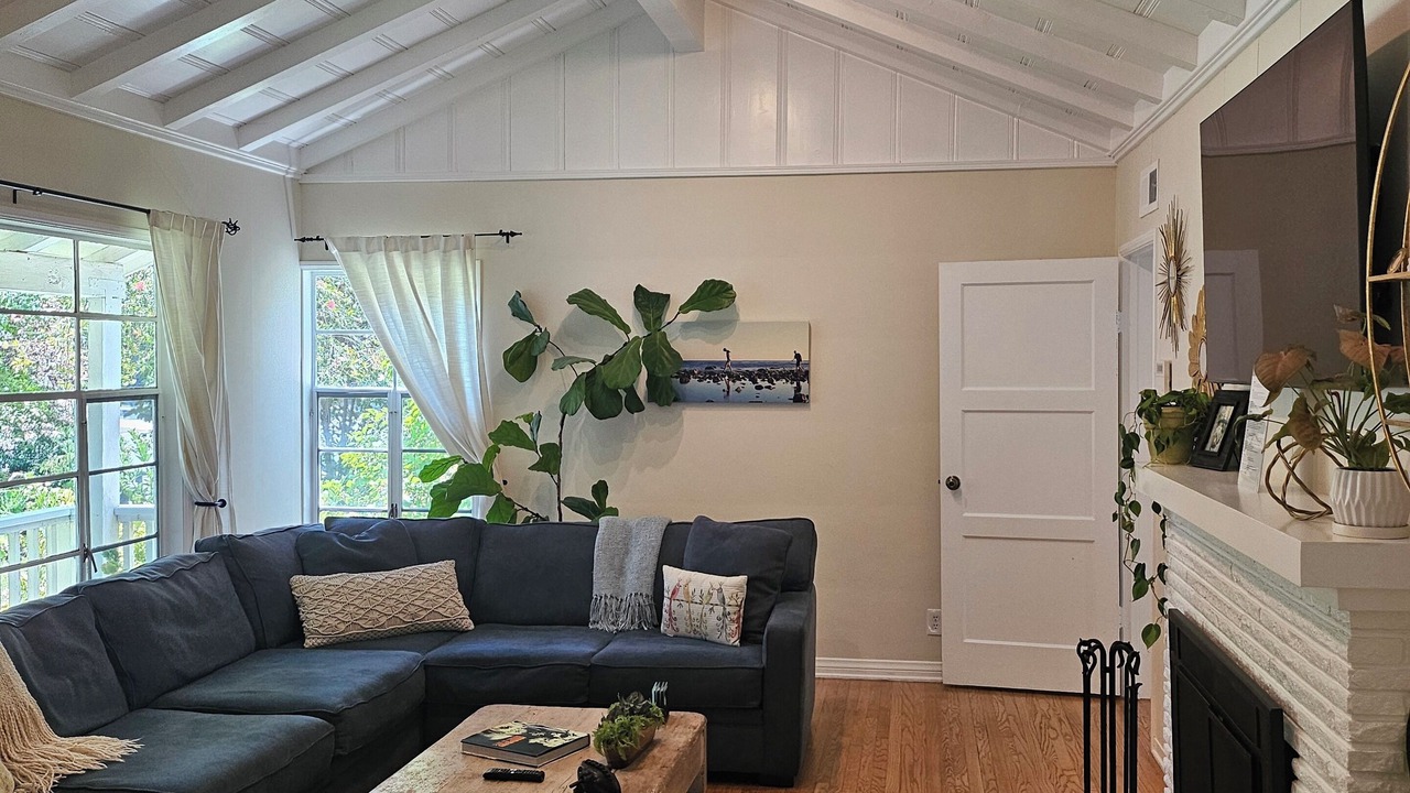 Photo of Livingroom in Woodland Hills