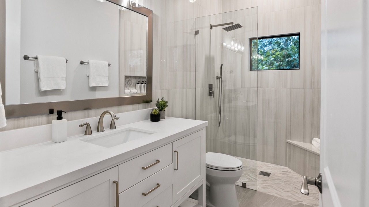 Photo of Bathroom in Tar Bay