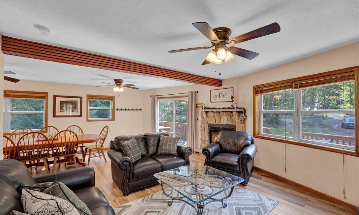 Photo of Livingroom in Lake Harmony Estates