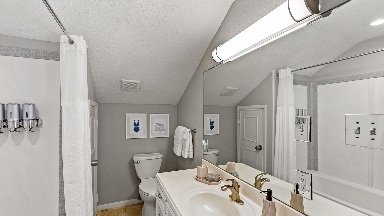 Photo of Bathroom in Pirates Beach