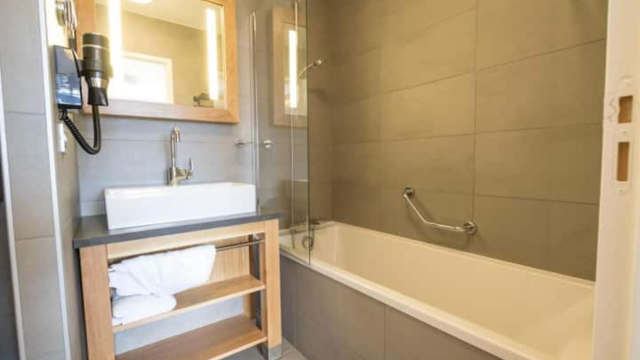 Photo of Bathroom in Arc-1800